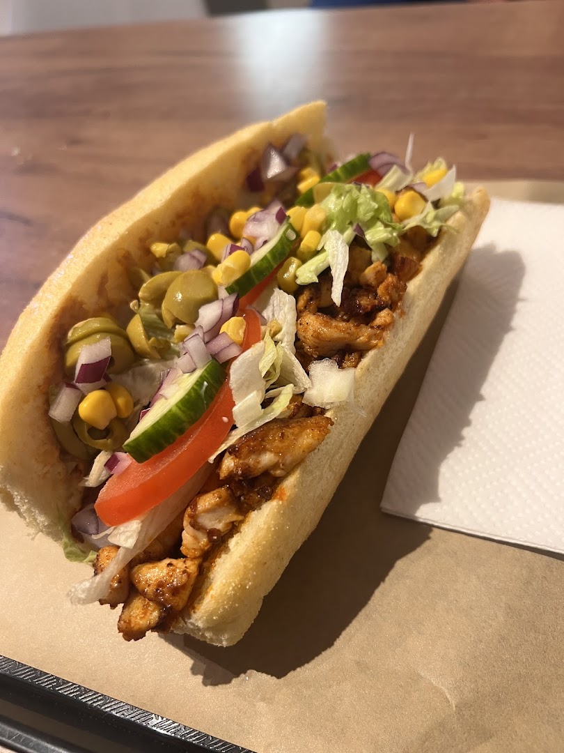 Vers belegd broodje spicy kip met groente van Iets Anders Broodjeszaak